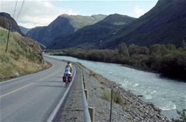 The long downhill continues along the River Bøvra, this shot taken just past the Røisheim hotel [Remastered scan, 17/9/2019]