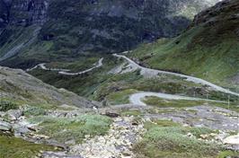 The massive downhill to Geirangerfjord twists and turns through Hestebrehola [Remastered scan, 14/9/2019]