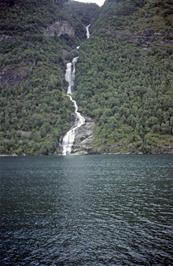 The Gjerdefossen waterfall, on the right side of the first bend [New scan, September 2019]