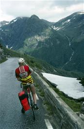 Ian Luke at the start of the long-awaited hairpin descent at Gaularfjellet, at the far end of Nystølsvatnet [Remastered scan, August 2019]