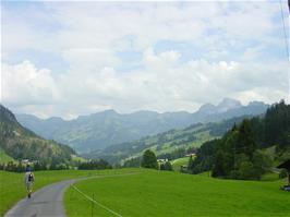 The start of the long descent at Saanenmöser, 14.1 miles into the ride