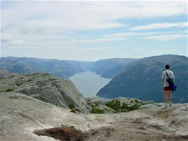 The walk gets hairy at 3800m from the hostel as we near Pulpit Rock - and Tao gets way too close to the edge of the path!