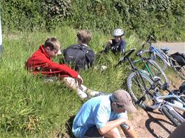 A rest at the Gara Mill turnoff on the road from Slapton to Moreleigh, 13.0 miles into the ride