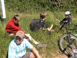 A rest at the Gara Mill turnoff on the road from Slapton to Moreleigh, 13.0 miles into the ride