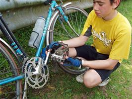 Keir examines Michael's broken crank - definitely a ride-stopper