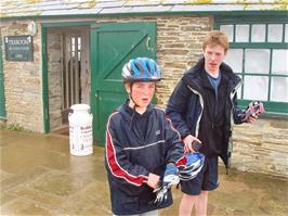 Josh and Joe in the mist as we leave the cafe at Bedruthen Steps