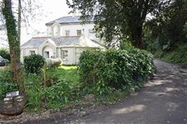 Golant Youth Hostel from the driveway