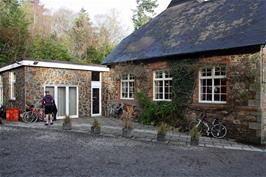 Will & John park up to the side of the Edgemoor Hotel, Bovey Tracey