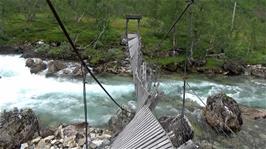 Broken cable on the footbridge near the hostel