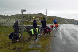 The group at the 1300m point, just beyond Gjuvvatnet