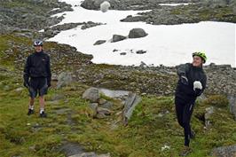 Jude sends his snowball towards George near Galgebergstjørnane, 1323m