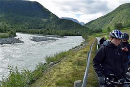 Jude, Dillan and George just beyond Røisheim