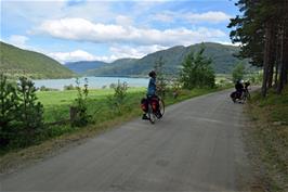 The quiet road along the edge of Vågåvatnet, near Frisvoll